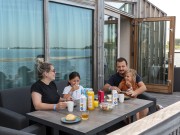 Veerse Meersuites eten op terras.jpg
