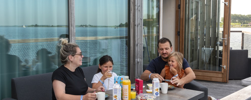 Veerse Meersuites eten op terras.jpg