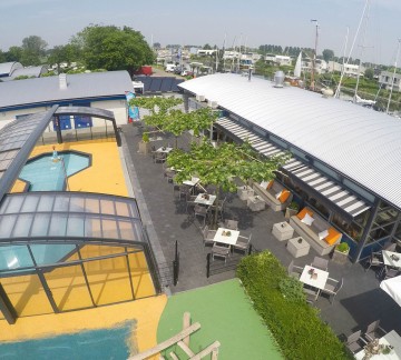 Terras aan het zwembad